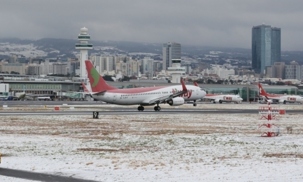 폭설로 막혔던 제주 하늘길 정상화 … 산간도로·한라산은 통제