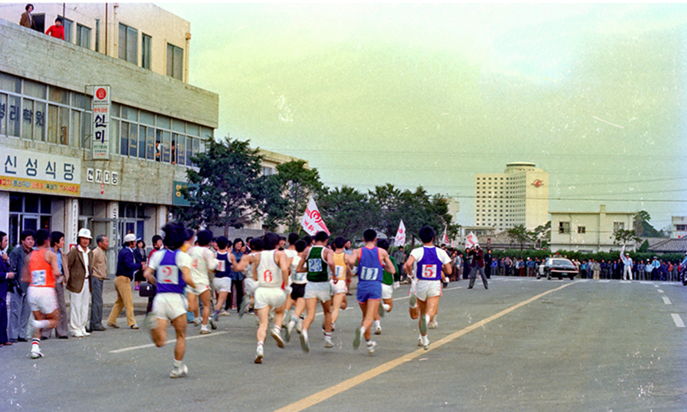 [포토 제주오디세이] 1980년 제주시청 앞 도로 그리고 지금