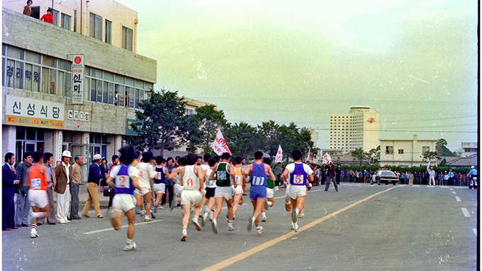 [포토 제주오디세이] 1980년 제주시청 앞 도로 그리고 지금
