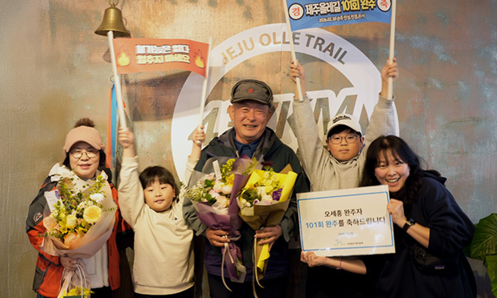 "신발 32켤레 닳았다" ... 제주 올레길 101회 완주한 74세 오세흥씨