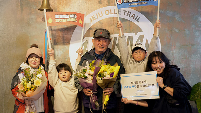 "신발 32켤레 닳았다" ... 제주 올레길 101회 완주한 74세 오세흥씨
