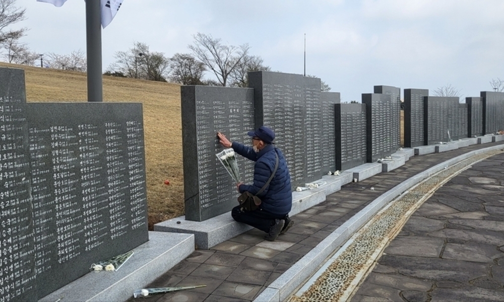 ‘작은아버지 딸’로 77년 ... 이제 ‘친아버지 딸’이 됐다