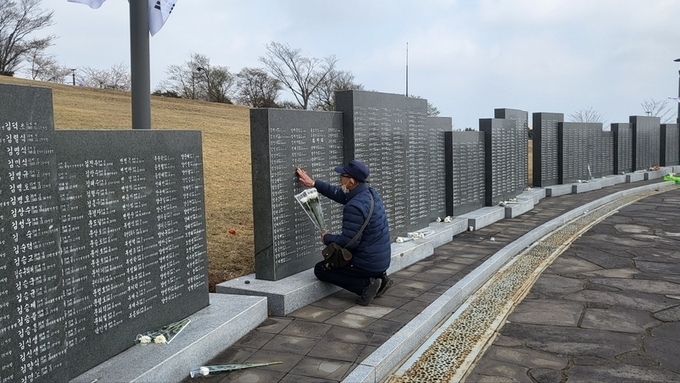 ‘작은아버지 딸’로 77년 ... 이제 ‘친아버지 딸’이 됐다