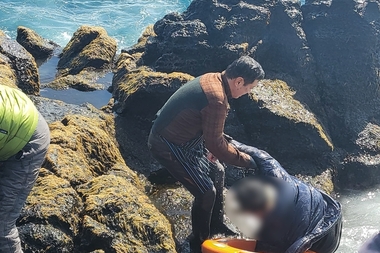 바다에 빠진 관광객 구한 의용소방대장은 '중화요리집 사장님'