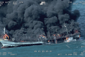 제주 해상서 어선 화재,FRP 선박 가연성에 진화 난항 ... "2명 실종"