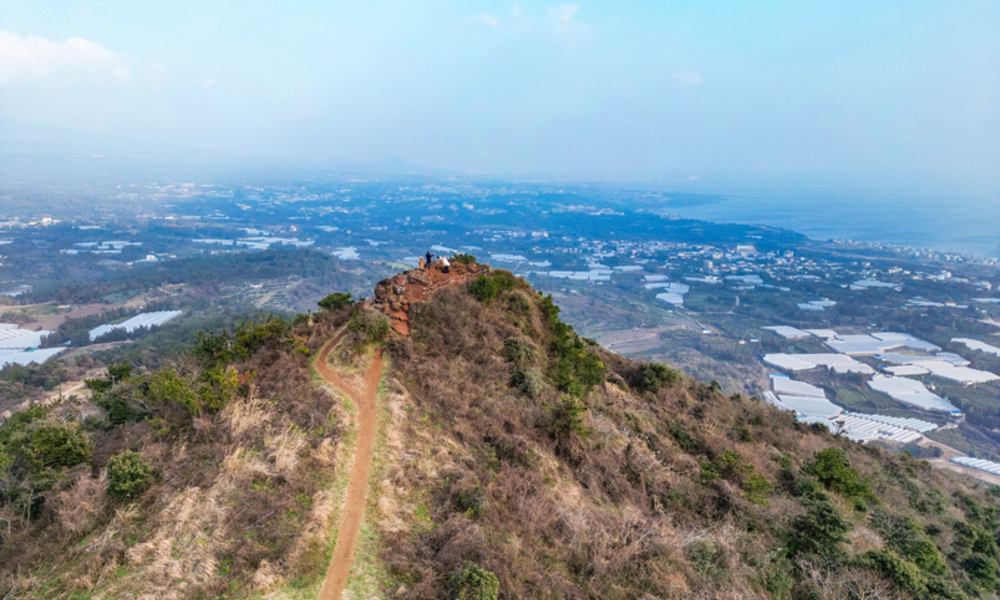 제주 기생화산 중 최고령 화산은 안덕면 군산 ... 91만7천년 전 분화