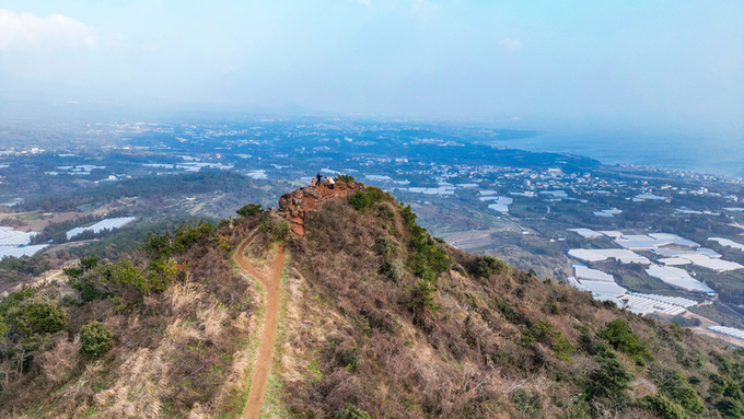 제주 기생화산 중 최고령 화산은 안덕면 군산 ... 91만7천년 전 분화