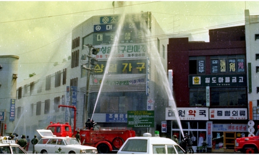 [포토 제주오디세이] 1982년 제주시 동문시장 그리고 지금