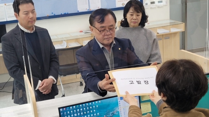 ‘괴문자 유포’ 논란 ... 오영훈 측, 5개 혐의 문대림 의원 형사고발