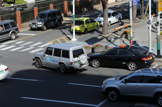 제주시청 부근 택시들이 불법정차행위로 인해 진입차량이 위협받고 있다.