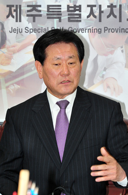 양성언 제주도교육감이 학교폭력과 관련해 입장을
밝히고 있다.