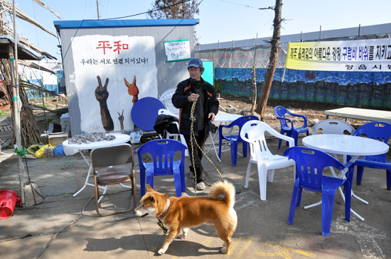 김종환씨와 중덕이가 사이렌 소리를 듣고 현장으로 달려가고 있다.