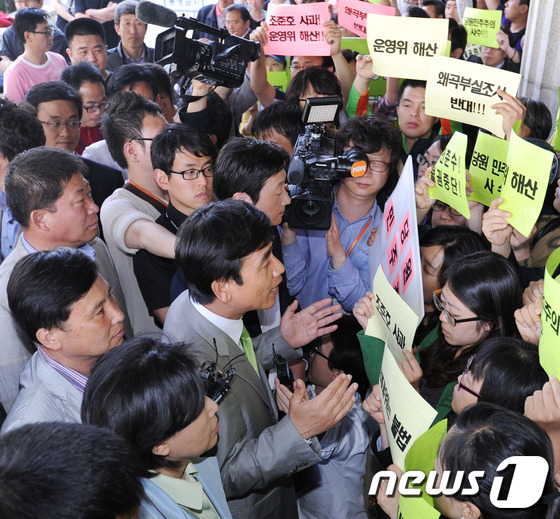 5일 오후 서울 여의도 국회에서 속개될 예정이였던 통합진보당 전국운영위원회의에 참석하려 하는 공동대표단과 운영위원들이 당원들의 반발에 의해 가로막혀 있다. [조인스=뉴스1}