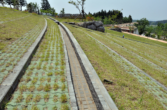 한울누리공원 묘역 중간에 설치된 배수로. 1개씩 밖에 없어 집중호우 시 빗물이 넘칠 우려가 제기되고 있다.