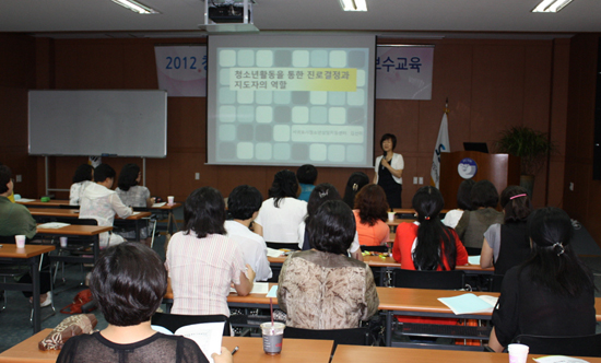 제주도청소년활동진흥센터가 14일 제주도사회복지협의회에서 청소년활동·교육지도자들의 보수교육을 진행하고 있다.