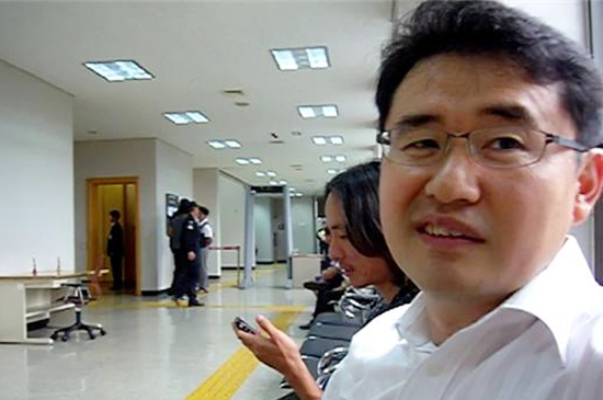 신용인 교수가 제주지방법원 법정 앞에서 기다리고 있다.