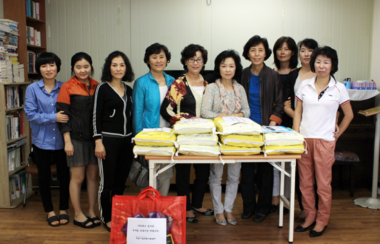 제주가정위탁지원센터에서 추석을 맞아 어려운 이웃들에게 사랑나눔 활동을 진행하고 있다.