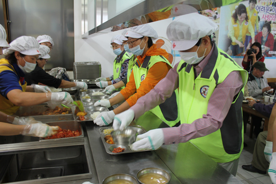 제주지방우정청 직원들이 제주적십자회관에서 무료 급식을 진행하고 있다.