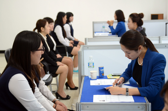 예비 사회인들이 입사서류 컨설팅을 받고 있다.
