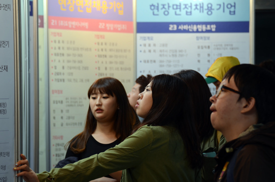 구직자들이 채용기업 정보판을 들여다보며 자신들에게 맞는 기업을 찾고 있다.