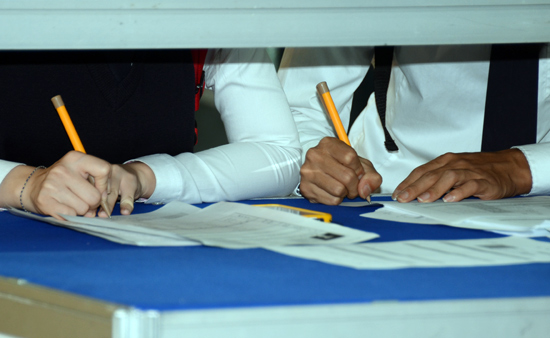 정성스럽게 이력서를 작성하는 손