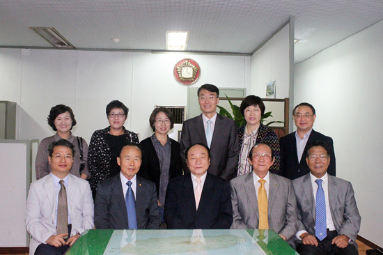 '김성애 권사 장학회' 현경대 이사장이 22일 장학회사무실에서 장학생으로 선발된 학생들의 학부모들에게 장학금을 전달했다.