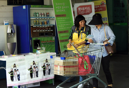 자원봉사자들이 지난 20일 농협하나로마트일도점에서 아동보호 및 가정위탁보호 관련 홍보물을 시민들에게 배부하고 있다.