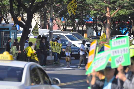 제주해군기지 찬성측과 반대측이 제주도청 앞 거리에서 집회를 갖고 있다.
