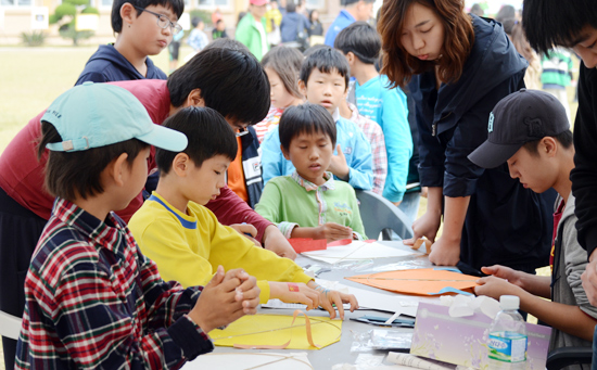 행사에 참가한 어린이들이 연만들기 체험을 하고 있다.