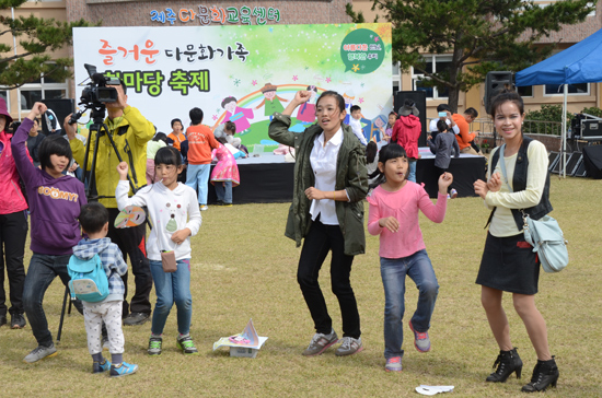 행사에 참가한 다문화 가족들이 싸이의 '강남스타일' 노래에 맞춰 말춤을 추고 있다.