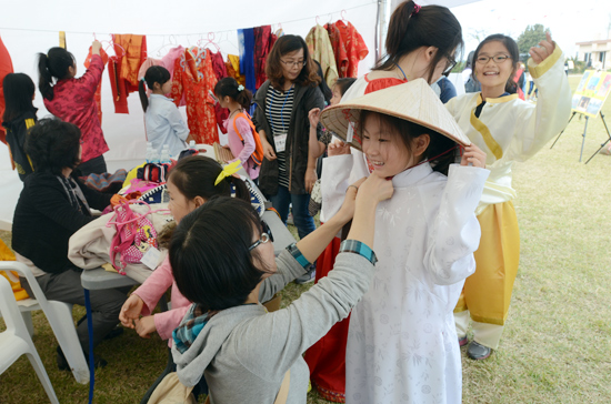 어린이들이 각국의 전통의상을 입어보고 있다.