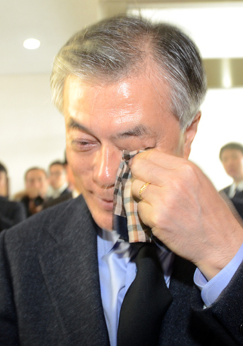 문재인 민주통합당 대선후보가 북촌리 4.3너분숭이 기념관에서
눈물을 흘리고 있다.