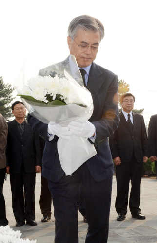 문재인 민주통합당 대선후보가 북촌 4.3너분숭이 위령제단에 헌화하고 있다.