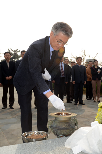 문재인 민주통합당 대선후보가 북촌 4.3너분숭이 위령제단에 분향하고 있다.