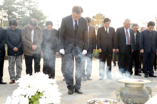 문재인 민주통합당 대선후보가 북촌 4.3위령제단에 헌화하고 분양한 뒤 묵념을 하고 있다.