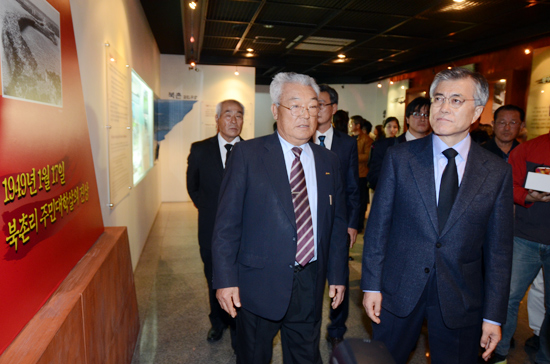 문재인 민주통합당 대선후보가 이재후 북촌 4.3유족회장의 안내로 기념관을 둘러보고 있다.