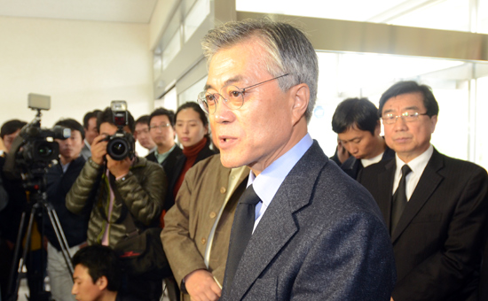 문재인 민주통합당 대선후보가 북촌 4.3너분숭이 기념관에서 민주통합당이 공약한 제주-목포 간 해저고속터널과 강원특별자치도에 대한 입장을 밝히고 있다.