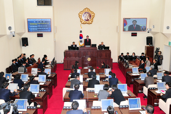 28일 제주도의회 제33회 임시회 2차 본회의가 의사당 본회의장에서 열리고 있다.