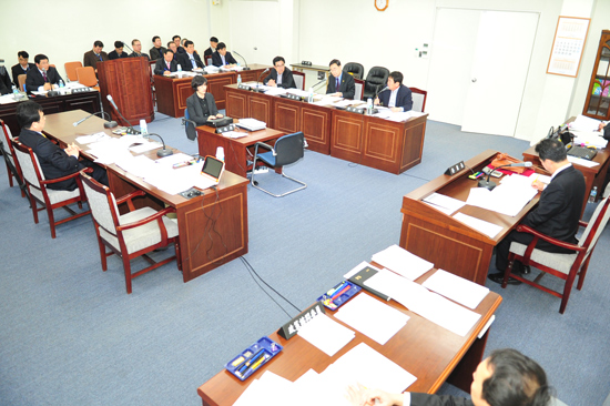 27일 제주도의회 행정자치위원회가 5단계 제도개선에 대한 심의를 벌이고 있다.
