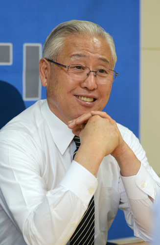 신 전 지사가 인터뷰 도중 미소짓고 있다.