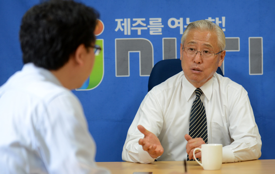 <제이누리> 회의실에서 인터뷰 중인 장면이다.