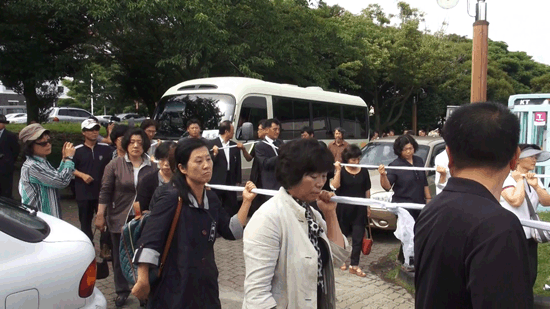 영결식장 빠져나가는 운구행렬.