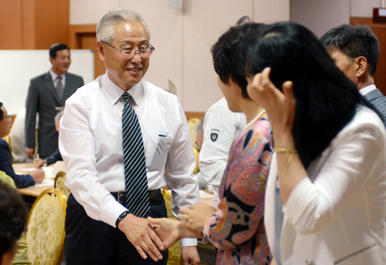 신구범 전 제주도지사가 협동조합 제주비전 창립총회에 참석한 조합원들과 인사를 나누고 있다.