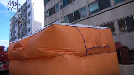 소방당국은 만일의 사태에 대비, 아파트 바닥에 에어매트리스를 설치했다.