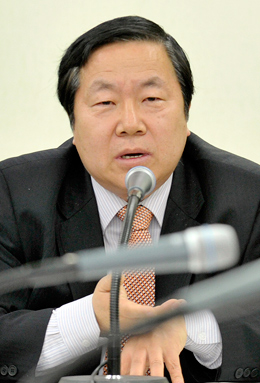 염차배 감사위원장이 도의원들의 질문에 답하고 있다.