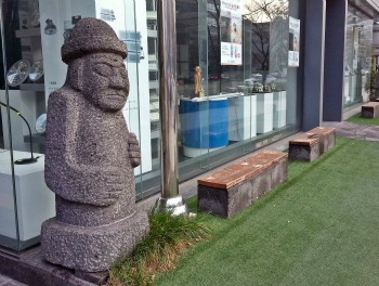 양원찬 원장의 정형외과 앞에는 돌하르방이 세워져 있다. 그의 제주향수의 주춧돌이다.