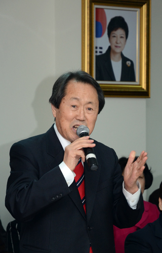 김태환 전 제주도지사가 새누리당 제주 현장 최고위원회의에서
발언을 하고 있다.