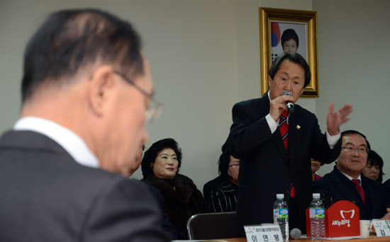 김태환 전 제주도지사가 새누리당 황우여 대표가 지켜보는 가운데 새누리당 제주 현장 최고위원회의에서 발언을 하고 있다.