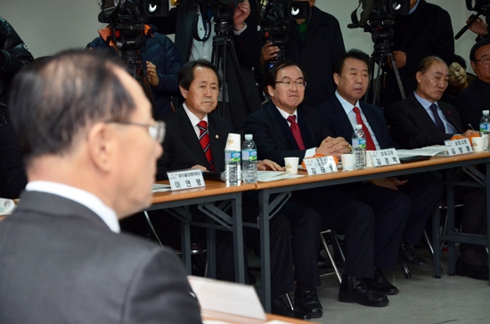 13일 새누리당 제주도당사에서 열린 새누리당 현장 최고위원회의에 참석한 김태환 전 지사와 김경택 전 정무부지사, 김방훈 전 제주시장, 양원찬 재외제주도민총연합회장.