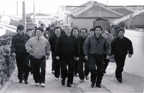 신구범 전 제주지사가 도지사 재임 시절 간부들과 현장을 시찰하고 있다. 왼쪽에 강상주 전 서귀포시장과 강태훈 전 남제주군수의 모습이 보인다.